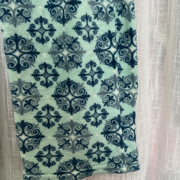 🆑 [4/$20] Fuzzy Soft Snowflake Blue PJ pants - Picture 2 of 5